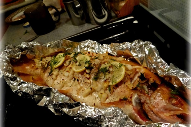 Янтарная форель с луком