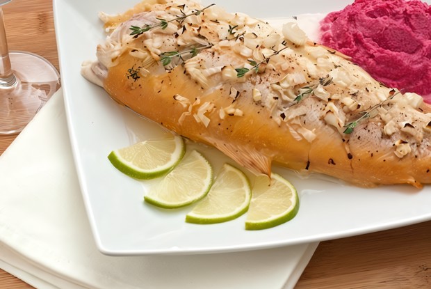 Янтарная форель, запеченная с луком