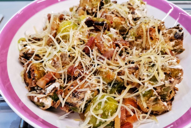 Жареная брюссельская капуста с беконом и сыром
