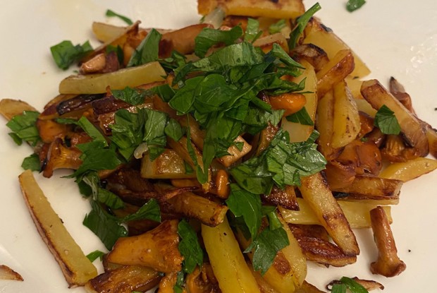 Жареная картошка с лисичками