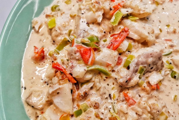 Жареная кето-треска с овощами и сливками