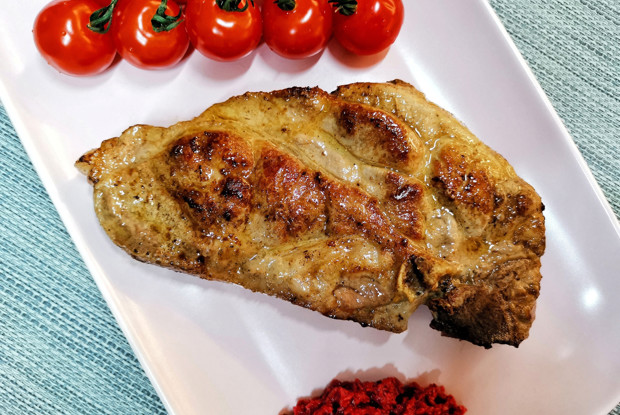 Жареный стейк из мраморной свинины