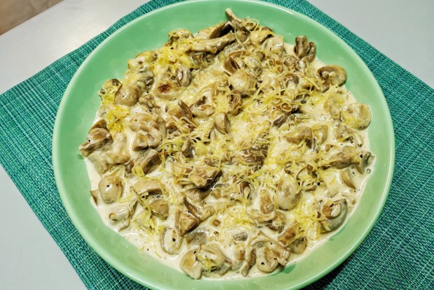 Жареные грибы со сливками и сыром