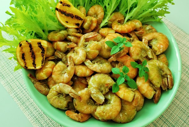 Жареные креветки в базиликовом соусе