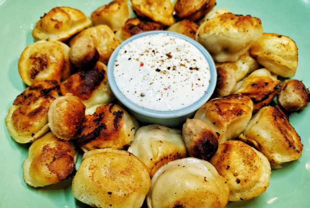 Жареные пельмени с чесночной сметаной