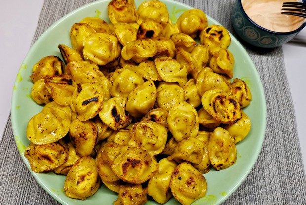 Жареные пельмени с карри и шафраном