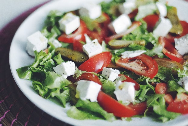 Яркий салат с помидорами и сербской брынзой