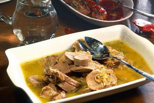 Язык отварной под винным соусом в микроволновой печи