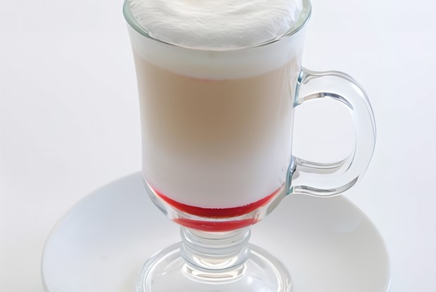 Эггног с бренди и свежей вишней