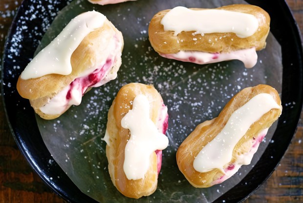 Эклеры с малиновым кремом и белым шоколадом