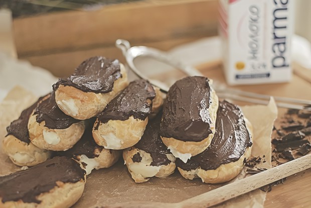 Эклеры с шоколадной глазурью