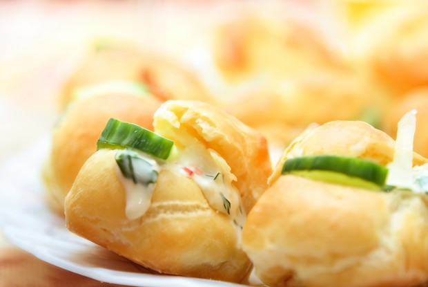 Эклеры со сливочным кремом из копченого лосося с зеленью