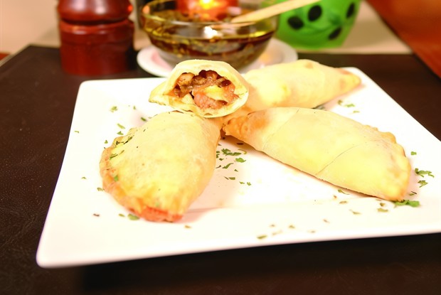 Эмпанадас с яйцами, ветчиной, оливками и чеддером