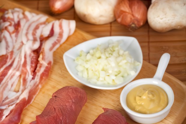 Эскалоп из индейки фаршированный шпинатом и моцареллой