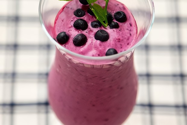 Йогурт со свежей черникой и лаймом