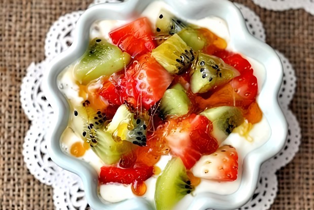 Йогуртовый десерт с фруктами