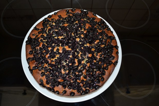 Йогуртовый пирог с черной смородиной