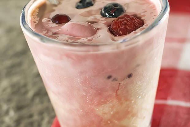 Йогуртовый шейк из трех фруктов
