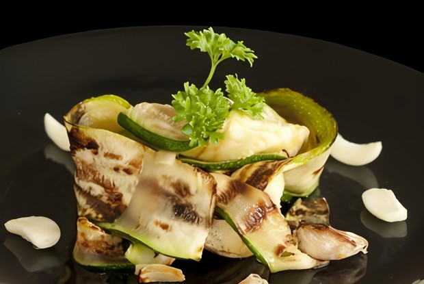 Кабачки на гриле с грецкими орехами и йогуртово-лаймовым соусом