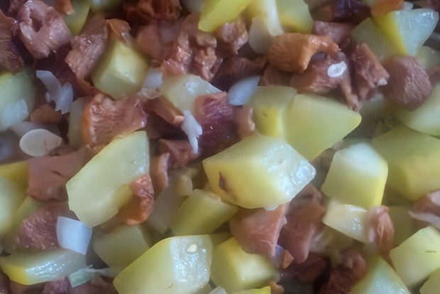 Кабачки с лисичками под сливочно-чесночном соусом с помидорами