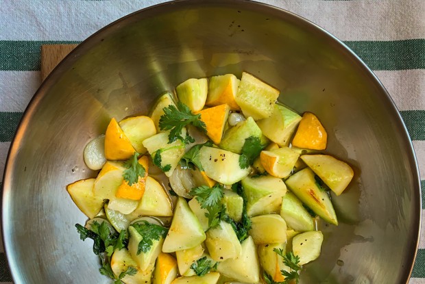 Кабачки, тушенные с чесноком и кориандром