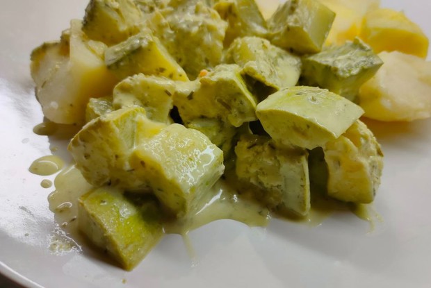 Тушеные кабачки в сметанном соусе с зеленью