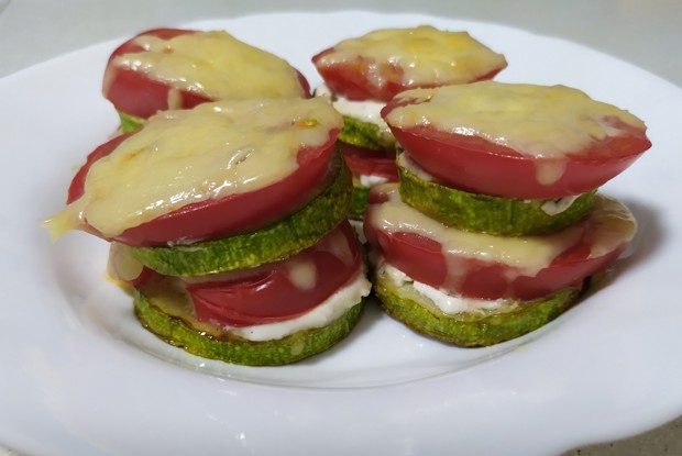 Кабачки, запеченные с помидорами и сыром