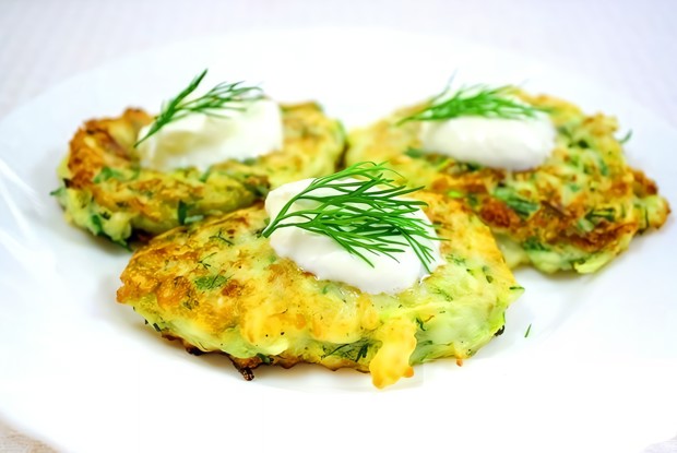 Кабачковые драники со сметаной
