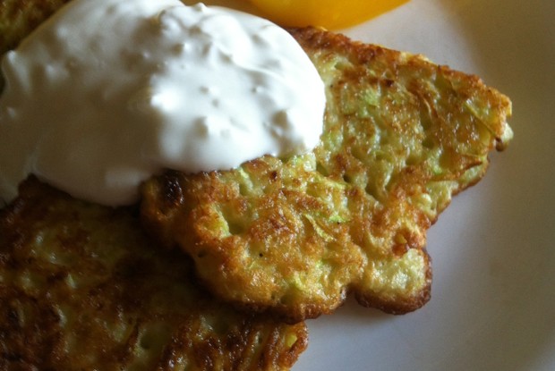 Кабачковые оладьи с чесноком и сметаной