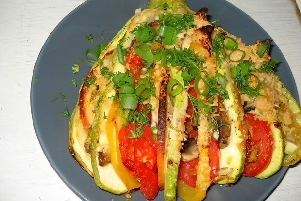 Кабачковый веер с курицей и овощами