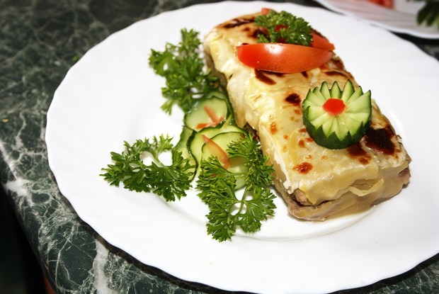 Кабачковый закусочный рулет с мясом и грибами