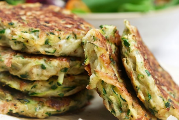 Кабачковые оладьи с сыром и орегано