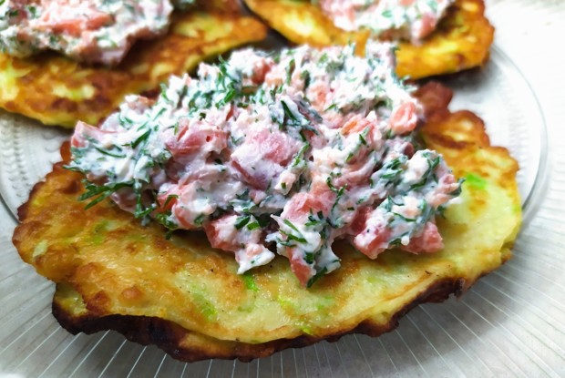 Кабачковые оладьи с творожным кремом и красной рыбой
