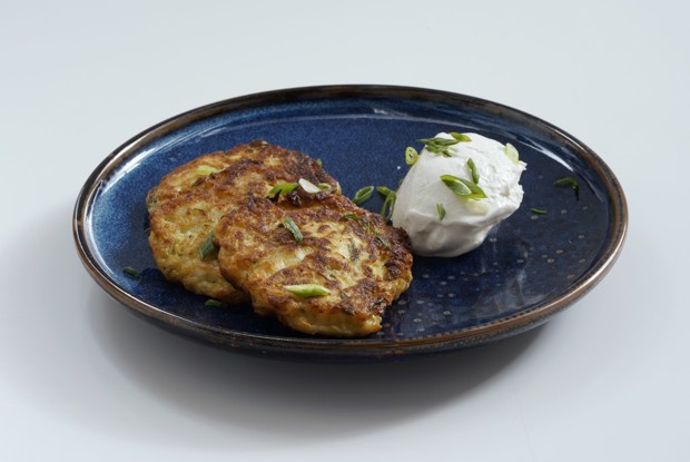 Кабачковые оладьи с зеленым луком и яйцом