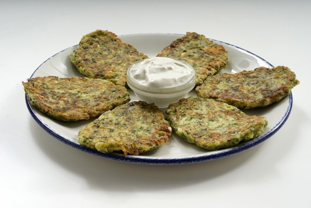 Кабачковые оладьи со шпинатом и фетой