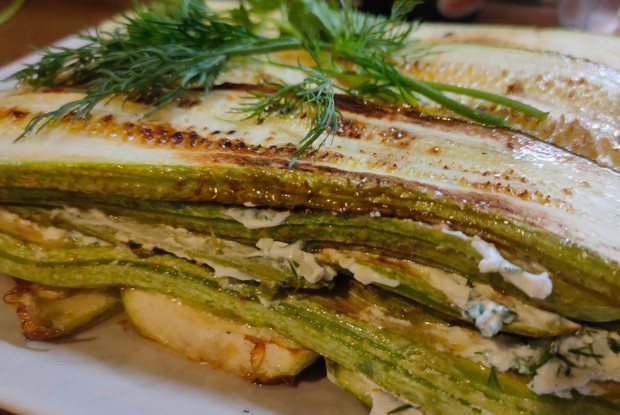 Кабачковый торт с творожным сыром, чесноком и зеленью