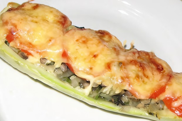 Кабачок, фаршированный диким рисом и орегано