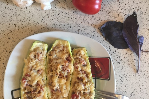 Кабачок, фаршированный грибами