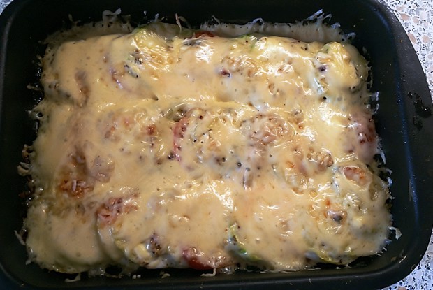 Кабачок с помидорами и сыром