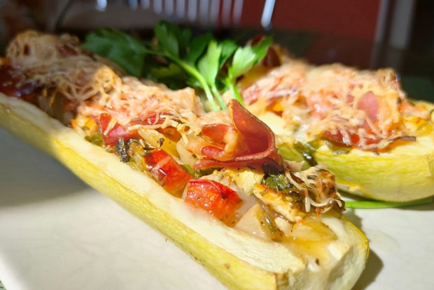 Кабачок запеченный с овощами, хамоном и сыром