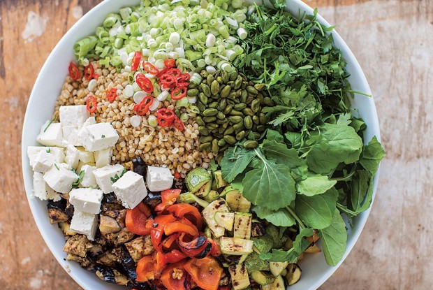 Каирский салат с перловкой и овощами-гриль