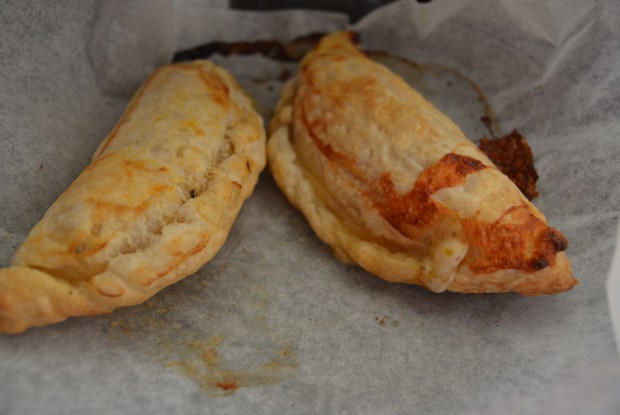 Кальцоне с моцареллой и помидорами черри