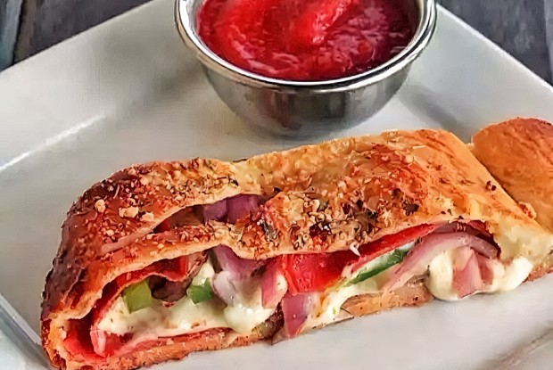 Кальцоне с соусом маринара