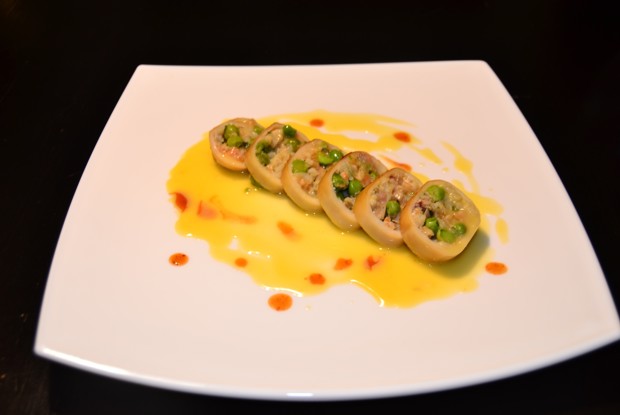 Кальмар фаршированный палтусом и форелью с соусом берблан