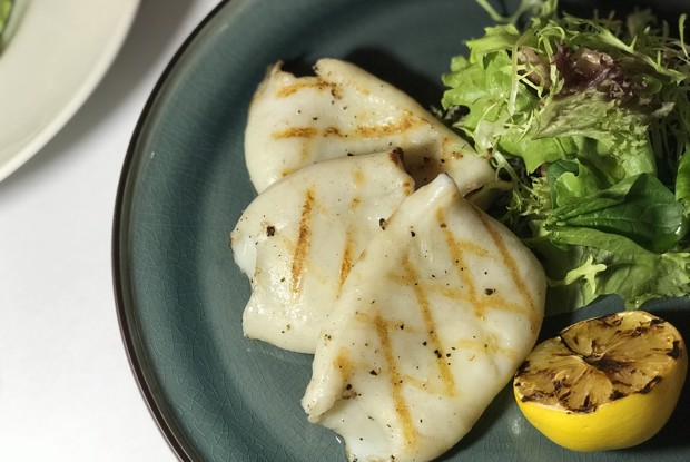 Кальмар на гриле с чесночным маслом, черри и салатом