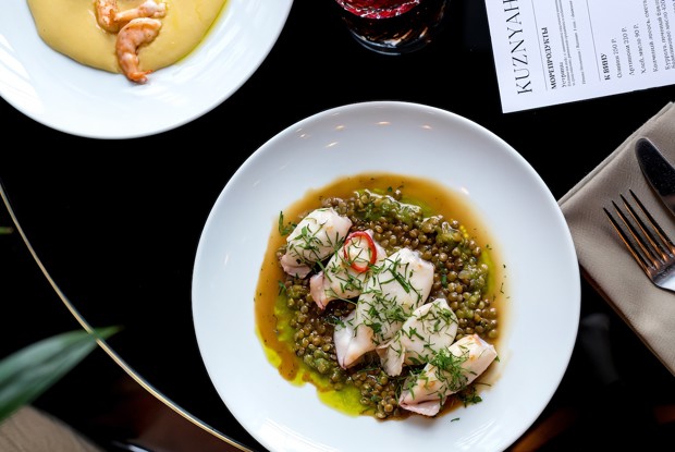 Кальмар на гриле с рагу из чечевицы и луковым маслом