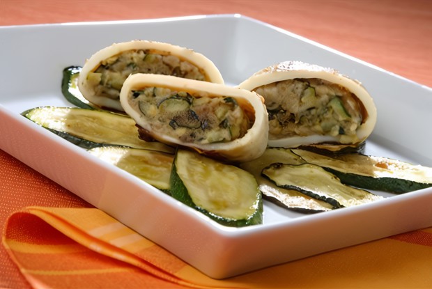 Кальмары фаршированные цукини, грибами и картофелем