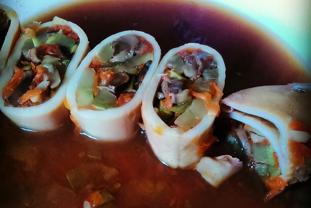 Кальмары фаршированные грибами и овощами