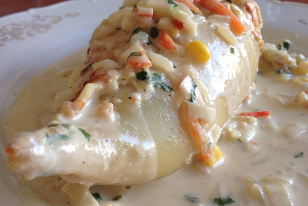 Кальмары фаршированные овощами с крабовыми палочками