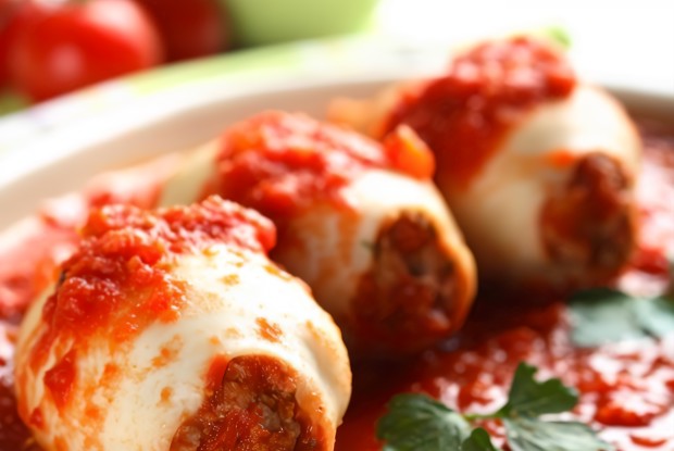 Кальмары фаршированные телятиной с томатным соусом